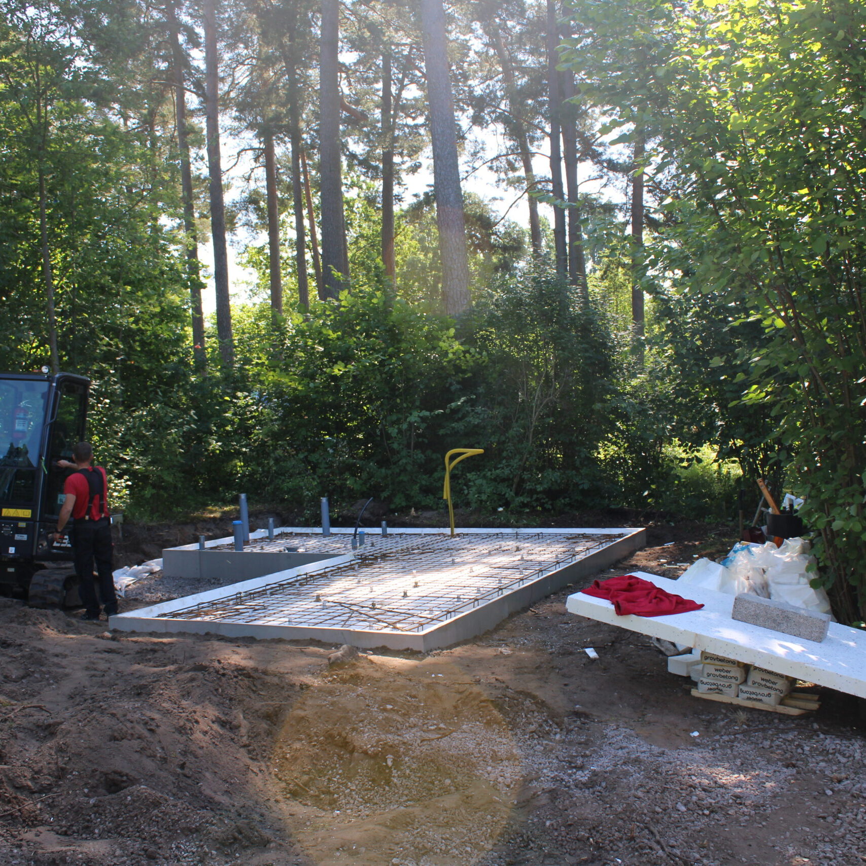 Behöver du hjälp med renovering, målning eller hjälp med att lägga ett nytt tak? Vi på P.Plåt och Bygg AB har lång erfarenhet inom byggnadssnickeri, plåtslageri och takläggning. Kontakta oss så hjälper vi dig med ditt nästa projekt!