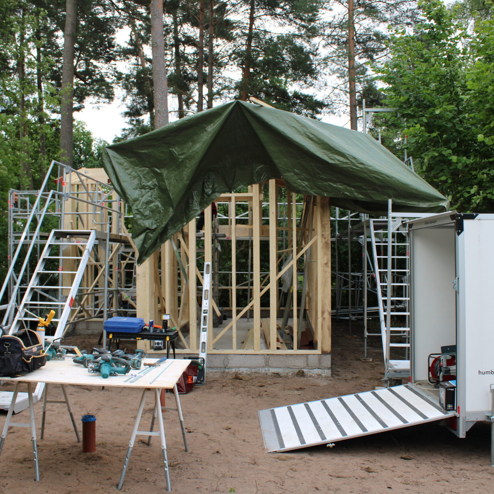 Behöver du hjälp med renovering, målning eller hjälp med att lägga ett nytt tak? Vi på P.Plåt och Bygg AB har lång erfarenhet inom byggnadssnickeri, plåtslageri och takläggning. Kontakta oss så hjälper vi dig med ditt nästa projekt!