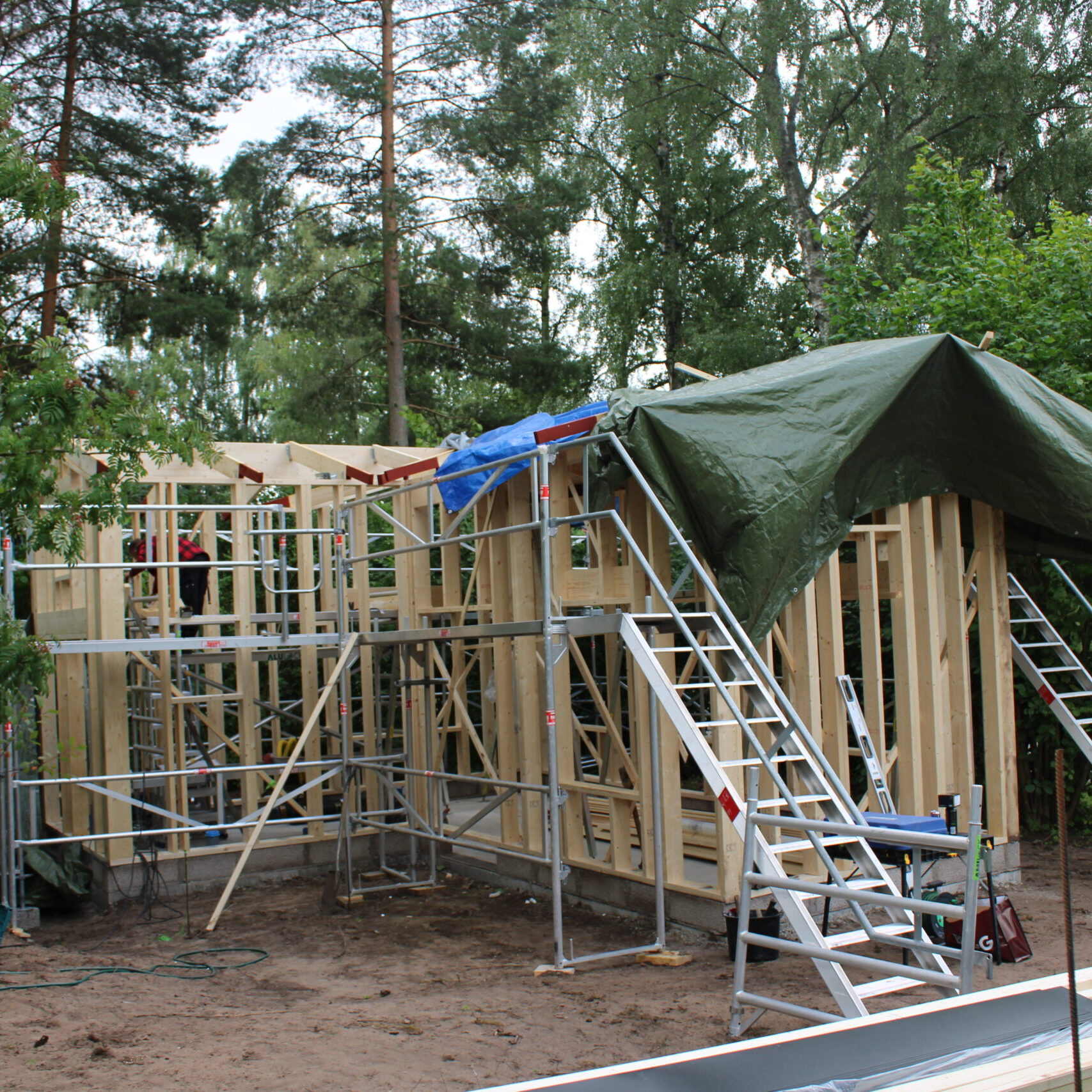 Behöver du hjälp med renovering, målning eller hjälp med att lägga ett nytt tak? Vi på P.Plåt och Bygg AB har lång erfarenhet inom byggnadssnickeri, plåtslageri och takläggning. Kontakta oss så hjälper vi dig med ditt nästa projekt!