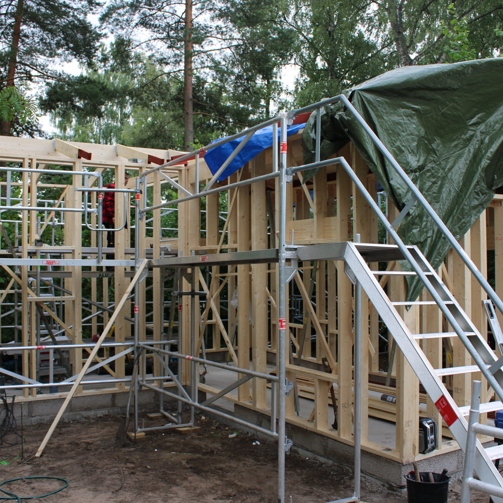 Behöver du hjälp med renovering, målning eller hjälp med att lägga ett nytt tak? Vi på P.Plåt och Bygg AB har lång erfarenhet inom byggnadssnickeri, plåtslageri och takläggning. Kontakta oss så hjälper vi dig med ditt nästa projekt!