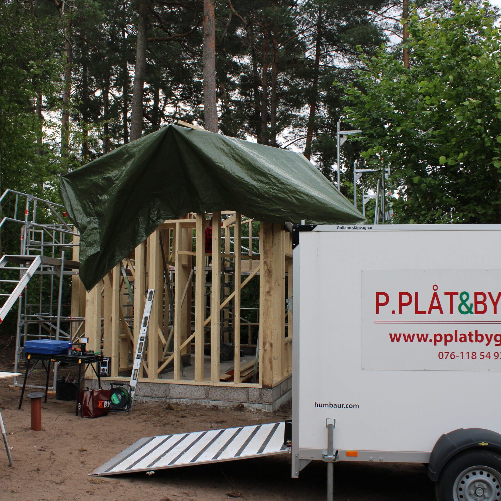 Behöver du hjälp med renovering, målning eller hjälp med att lägga ett nytt tak? Vi på P.Plåt och Bygg AB har lång erfarenhet inom byggnadssnickeri, plåtslageri och takläggning. Kontakta oss så hjälper vi dig med ditt nästa projekt!