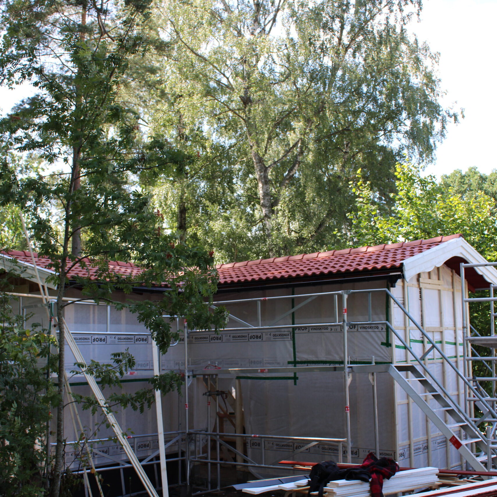 Behöver du hjälp med renovering, målning eller hjälp med att lägga ett nytt tak? Vi på P.Plåt och Bygg AB har lång erfarenhet inom byggnadssnickeri, plåtslageri och takläggning. Kontakta oss så hjälper vi dig med ditt nästa projekt!