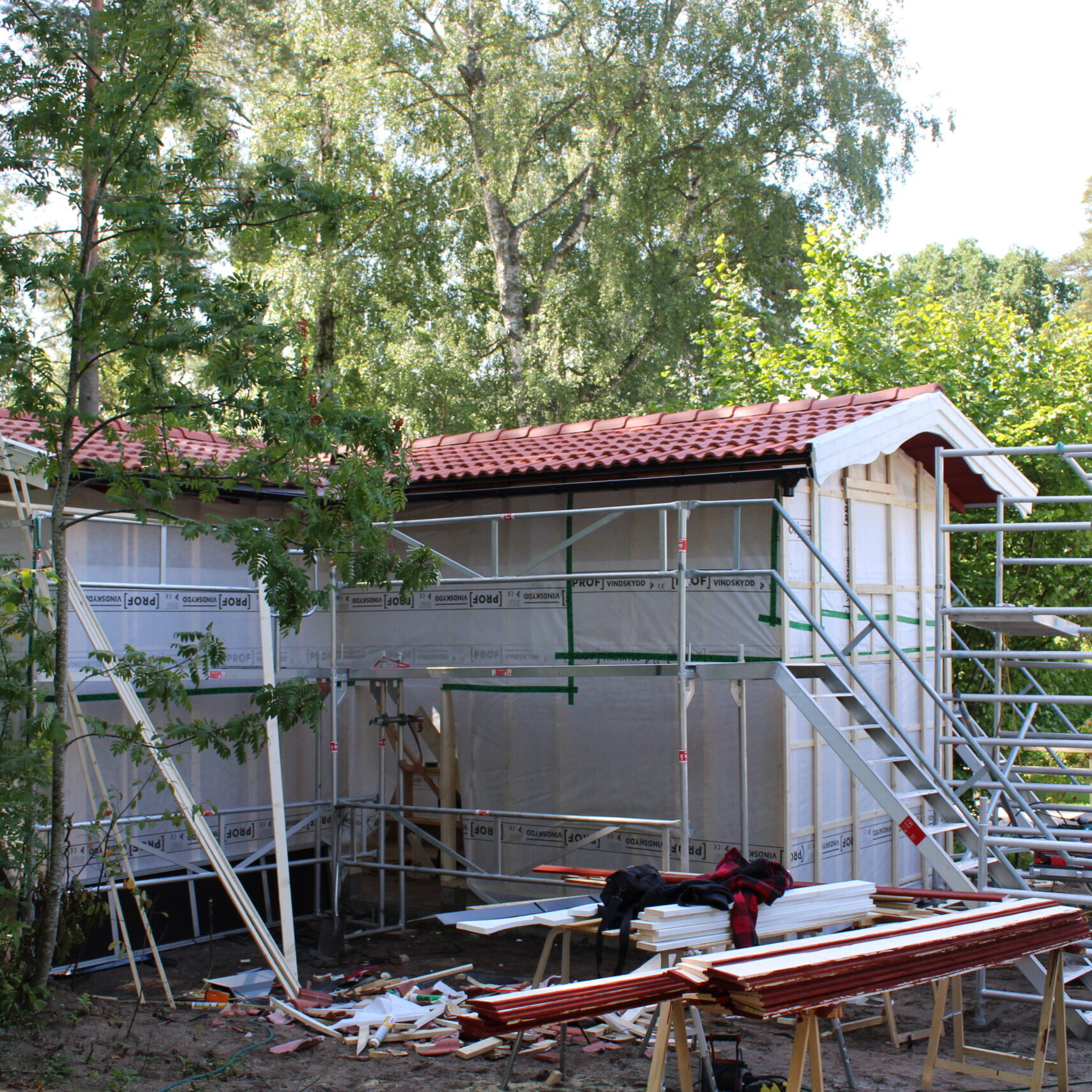 Behöver du hjälp med renovering, målning eller hjälp med att lägga ett nytt tak? Vi på P.Plåt och Bygg AB har lång erfarenhet inom byggnadssnickeri, plåtslageri och takläggning. Kontakta oss så hjälper vi dig med ditt nästa projekt!