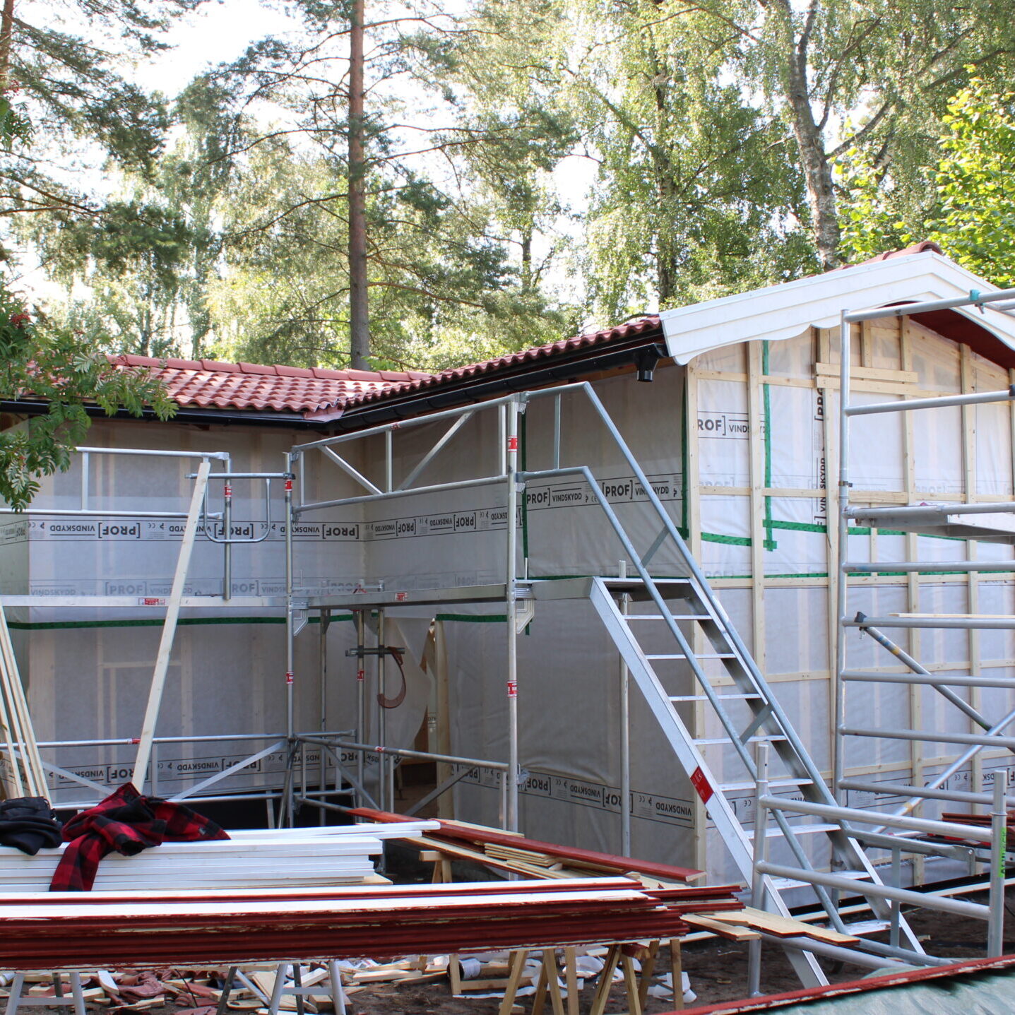 Behöver du hjälp med renovering, målning eller hjälp med att lägga ett nytt tak? Vi på P.Plåt och Bygg AB har lång erfarenhet inom byggnadssnickeri, plåtslageri och takläggning. Kontakta oss så hjälper vi dig med ditt nästa projekt!