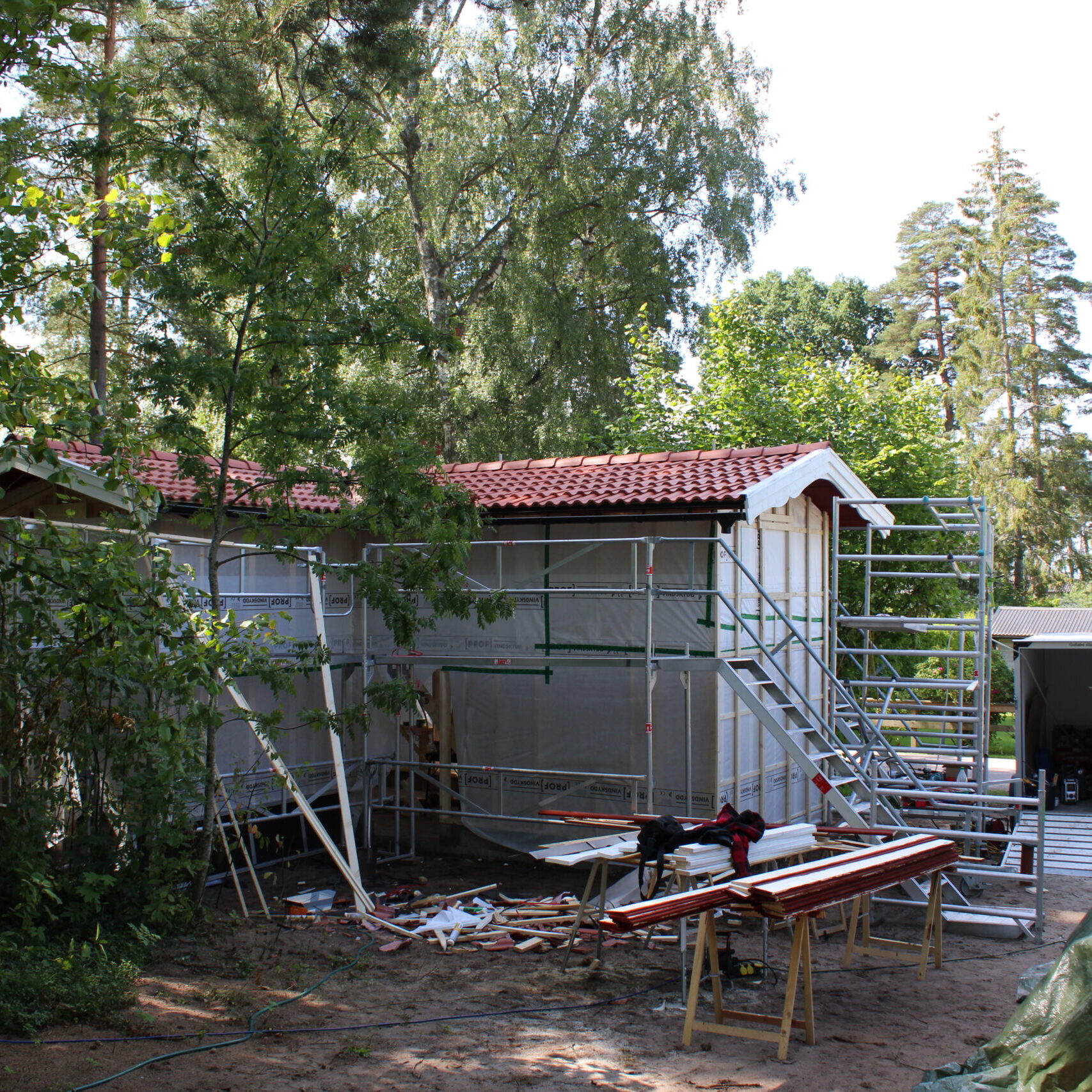 Behöver du hjälp med renovering, målning eller hjälp med att lägga ett nytt tak? Vi på P.Plåt och Bygg AB har lång erfarenhet inom byggnadssnickeri, plåtslageri och takläggning. Kontakta oss så hjälper vi dig med ditt nästa projekt!