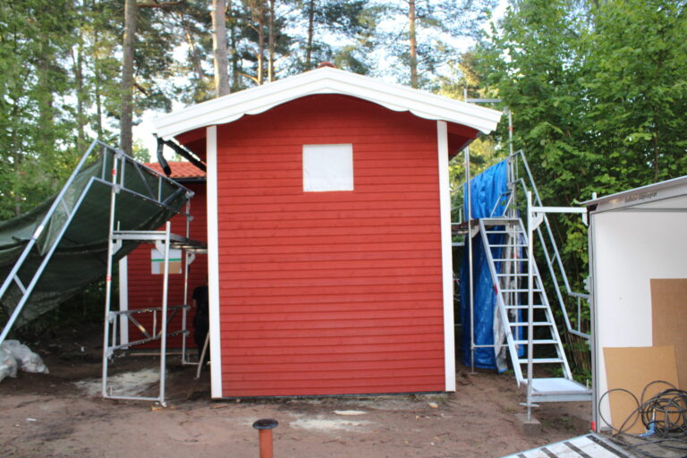 Behöver du hjälp med renovering, målning eller hjälp med att lägga ett nytt tak? Vi på P.Plåt och Bygg AB har lång erfarenhet inom byggnadssnickeri, plåtslageri och takläggning. Kontakta oss så hjälper vi dig med ditt nästa projekt!