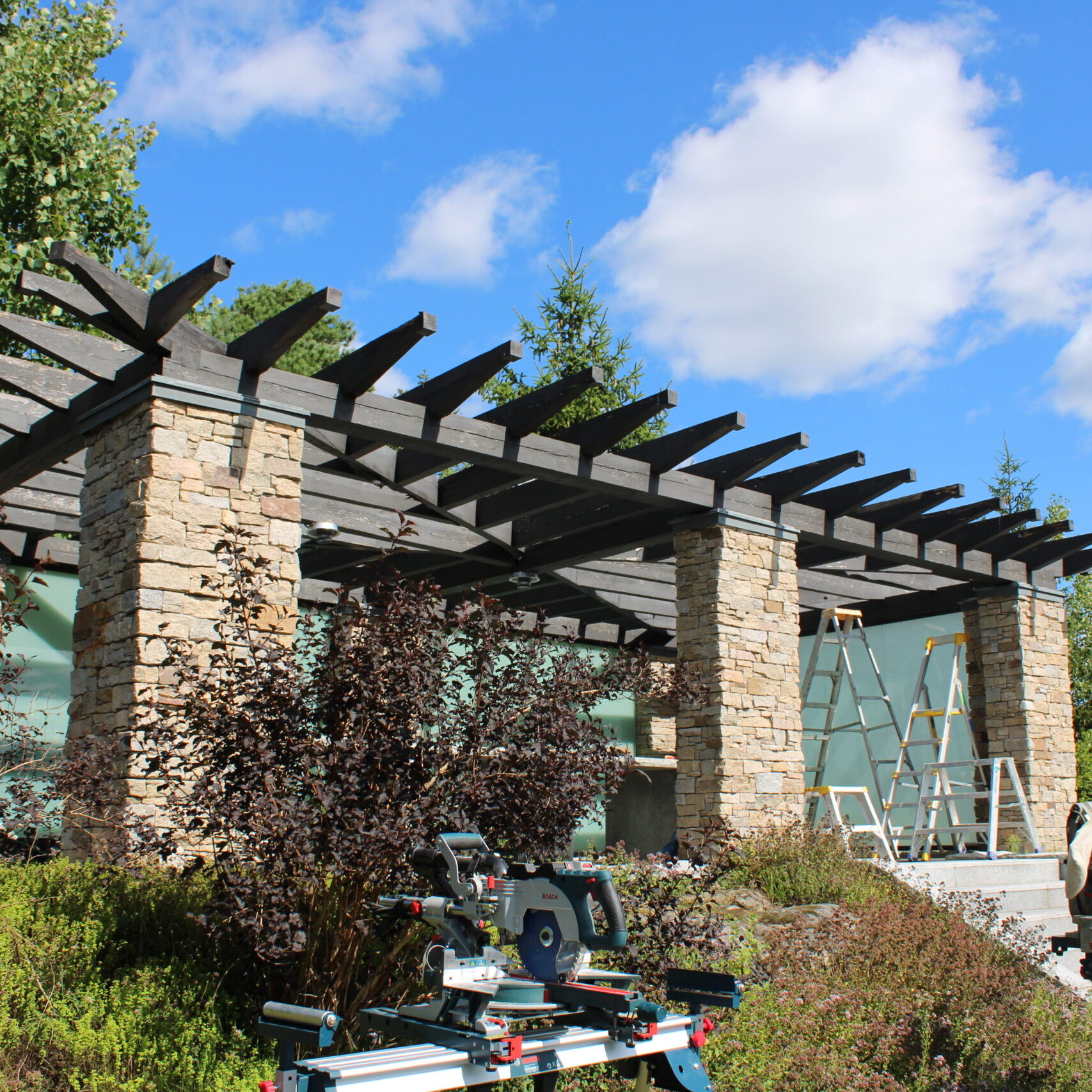 Behöver du hjälp med renovering, målning eller hjälp med att lägga ett nytt tak? Vi på P.Plåt och Bygg AB har lång erfarenhet inom byggnadssnickeri, plåtslageri och takläggning. Kontakta oss så hjälper vi dig med ditt nästa projekt!