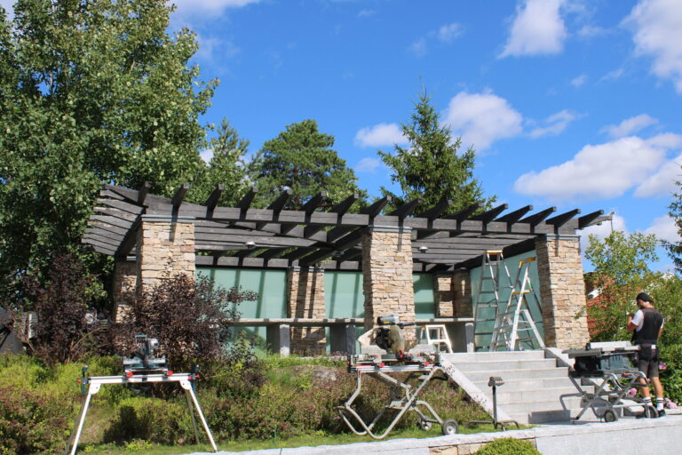 Behöver du hjälp med renovering, målning eller hjälp med att lägga ett nytt tak? Vi på P.Plåt och Bygg AB har lång erfarenhet inom byggnadssnickeri, plåtslageri och takläggning. Kontakta oss så hjälper vi dig med ditt nästa projekt!