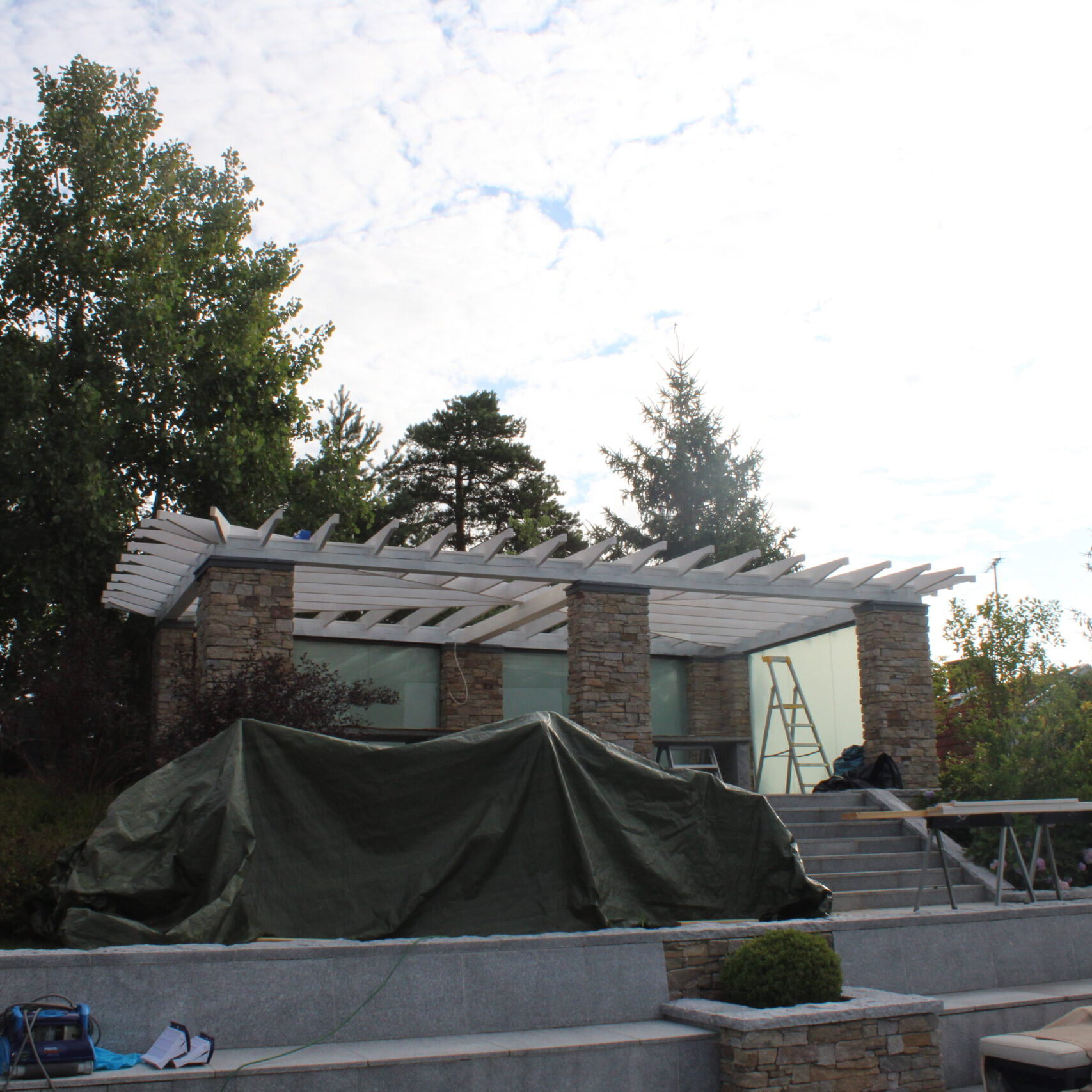 Behöver du hjälp med renovering, målning eller hjälp med att lägga ett nytt tak? Vi på P.Plåt och Bygg AB har lång erfarenhet inom byggnadssnickeri, plåtslageri och takläggning. Kontakta oss så hjälper vi dig med ditt nästa projekt!