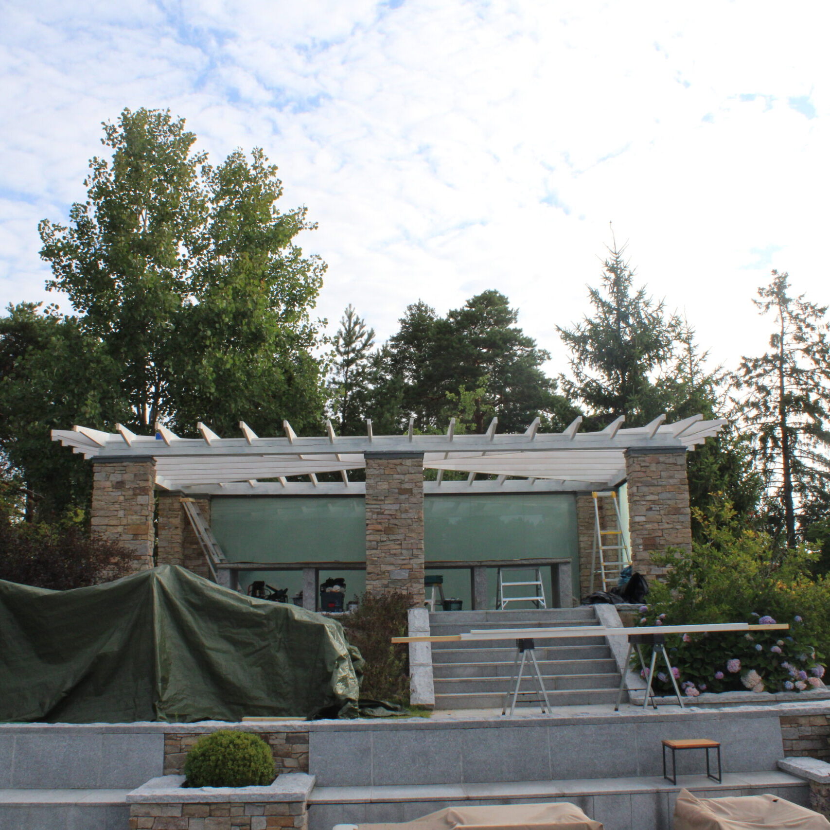 Behöver du hjälp med renovering, målning eller hjälp med att lägga ett nytt tak? Vi på P.Plåt och Bygg AB har lång erfarenhet inom byggnadssnickeri, plåtslageri och takläggning. Kontakta oss så hjälper vi dig med ditt nästa projekt!