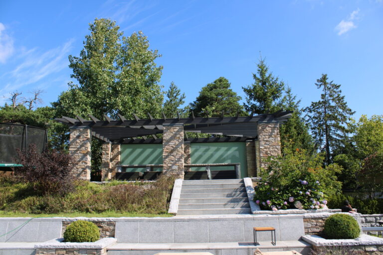 Behöver du hjälp med renovering, målning eller hjälp med att lägga ett nytt tak? Vi på P.Plåt och Bygg AB har lång erfarenhet inom byggnadssnickeri, plåtslageri och takläggning. Kontakta oss så hjälper vi dig med ditt nästa projekt!