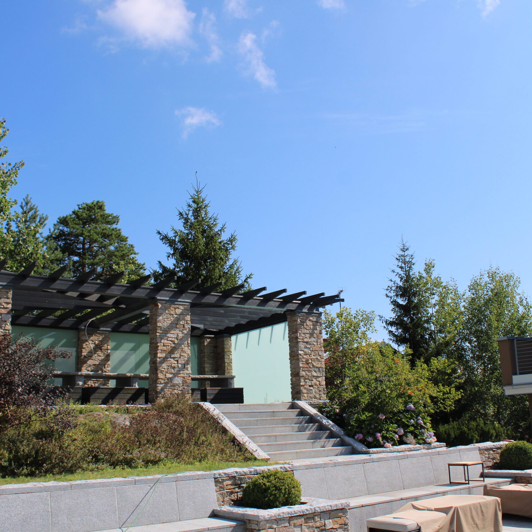 Längtar du efter att få en uppfräschning av din fastighet med nya stuprör och hängrännor? Eller är det dags för en fullständig takrenovering med professionellt snickeri och plåtslageri? Kontakta P. Plåt och Bygg AB i Mönsterås kommun för att diskutera ditt nästa projekt!