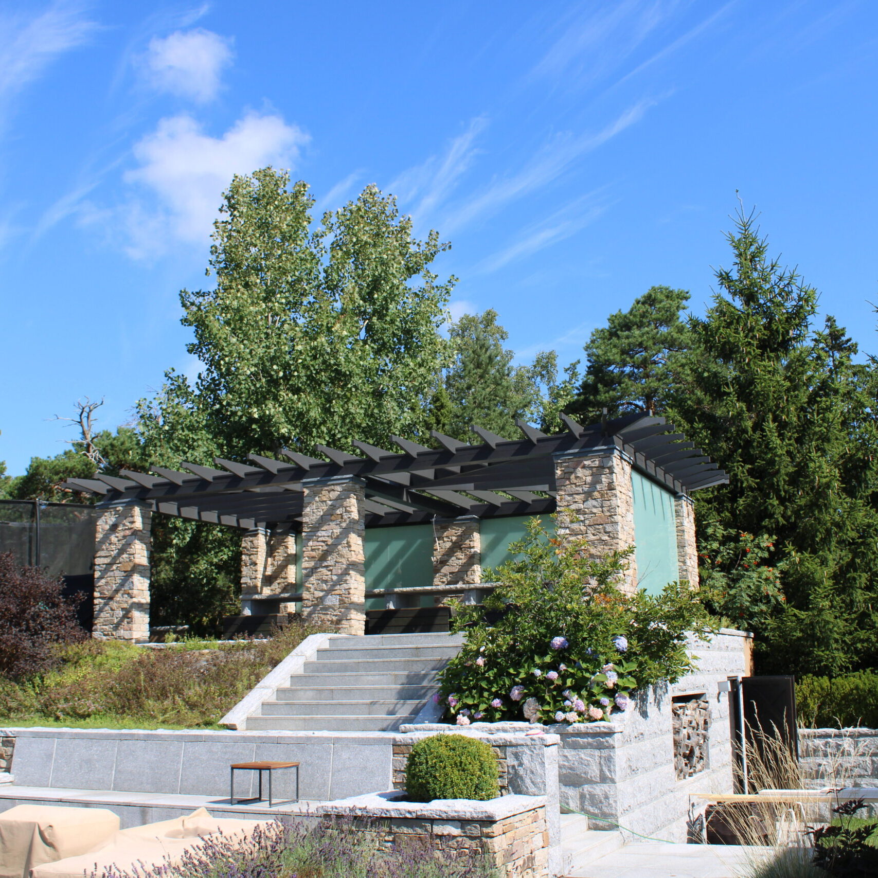 Längtar du efter att få en uppfräschning av din fastighet med nya stuprör och hängrännor? Eller är det dags för en fullständig takrenovering med professionellt snickeri och plåtslageri? Kontakta P. Plåt och Bygg AB i Mönsterås kommun för att diskutera ditt nästa projekt!