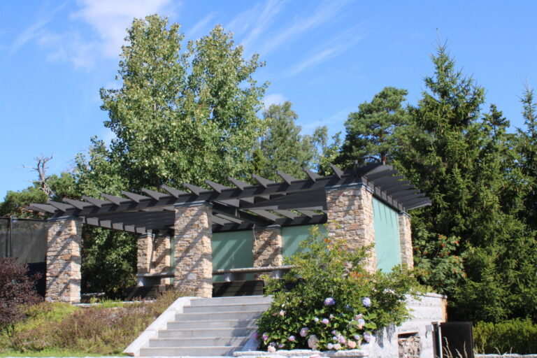 Längtar du efter att få en uppfräschning av din fastighet med nya stuprör och hängrännor? Eller är det dags för en fullständig takrenovering med professionellt snickeri och plåtslageri? Kontakta P. Plåt och Bygg AB i Mönsterås kommun för att diskutera ditt nästa projekt!