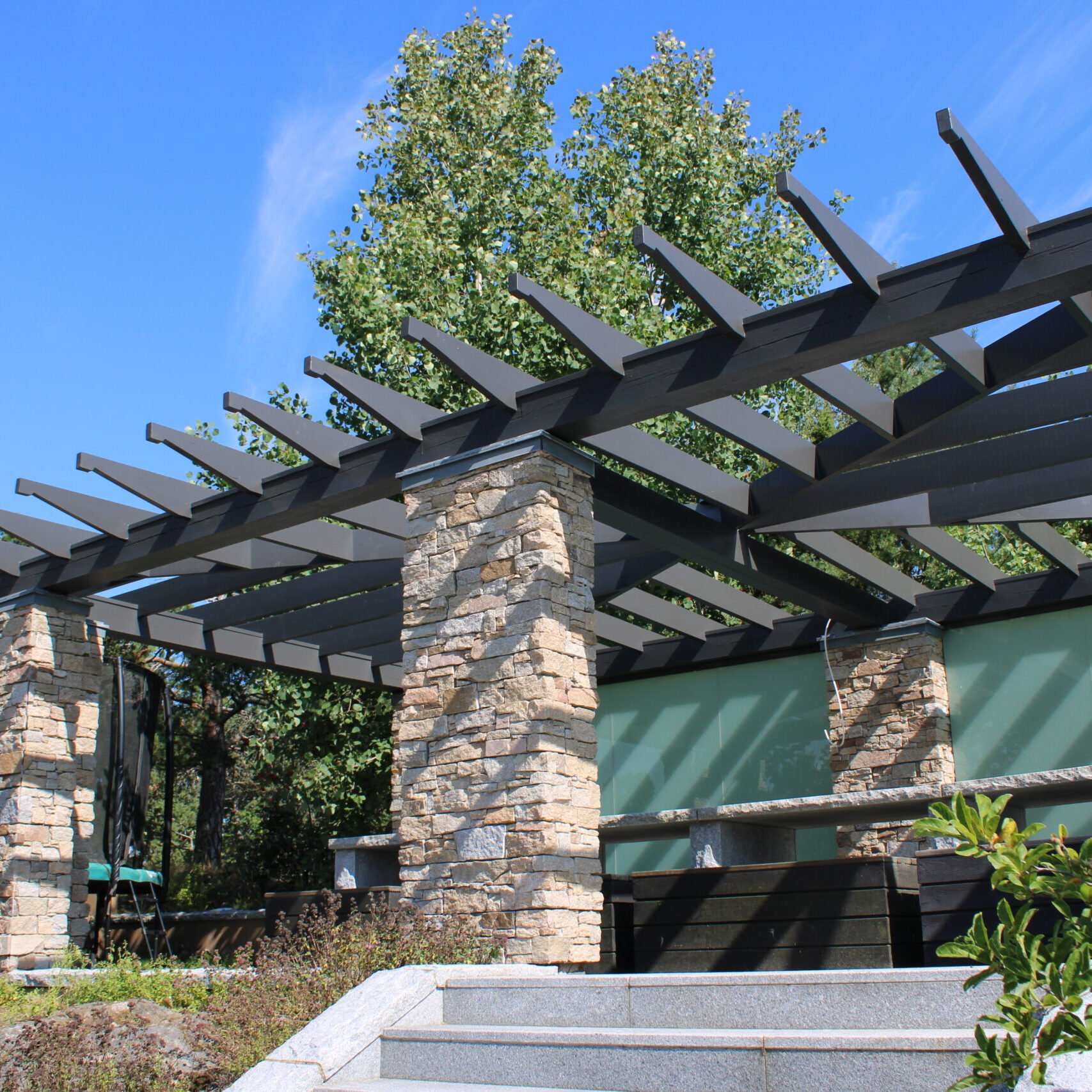 Längtar du efter att få en uppfräschning av din fastighet med nya stuprör och hängrännor? Eller är det dags för en fullständig takrenovering med professionellt snickeri och plåtslageri? Kontakta P. Plåt och Bygg AB i Mönsterås kommun för att diskutera ditt nästa projekt!