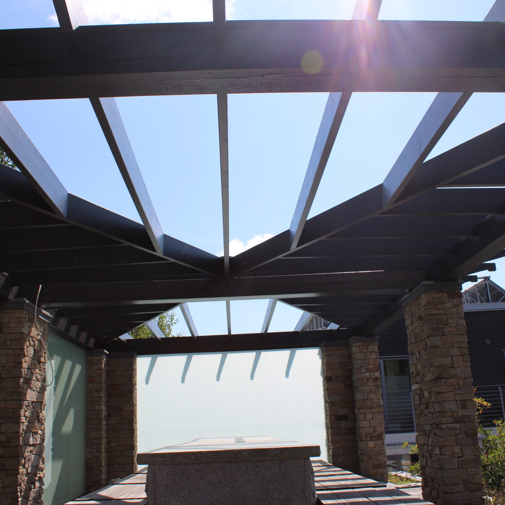 Längtar du efter att få en uppfräschning av din fastighet med nya stuprör och hängrännor? Eller är det dags för en fullständig takrenovering med professionellt snickeri och plåtslageri? Kontakta P. Plåt och Bygg AB i Mönsterås kommun för att diskutera ditt nästa projekt!