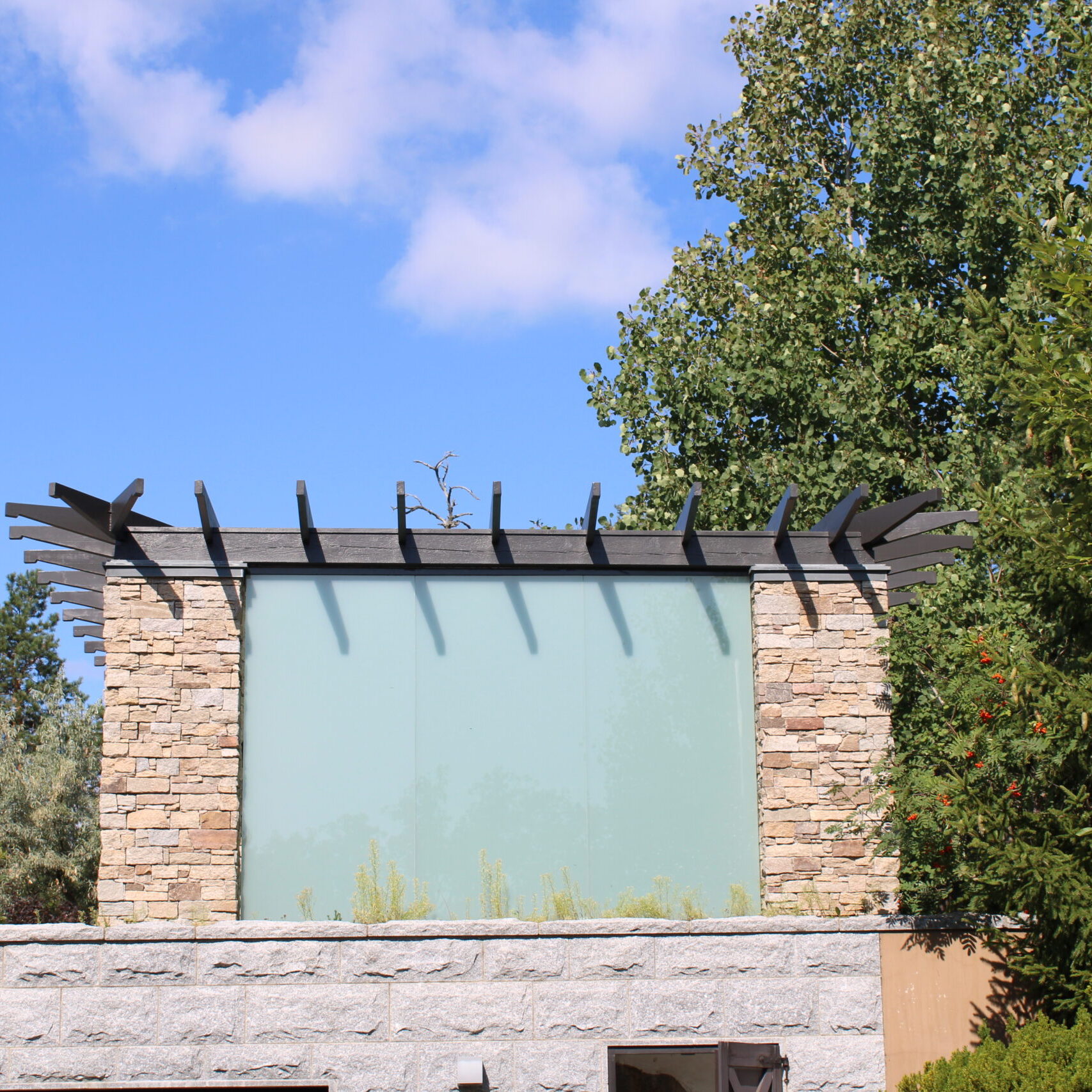 Längtar du efter att få en uppfräschning av din fastighet med nya stuprör och hängrännor? Eller är det dags för en fullständig takrenovering med professionellt snickeri och plåtslageri? Kontakta P. Plåt och Bygg AB i Mönsterås kommun för att diskutera ditt nästa projekt!